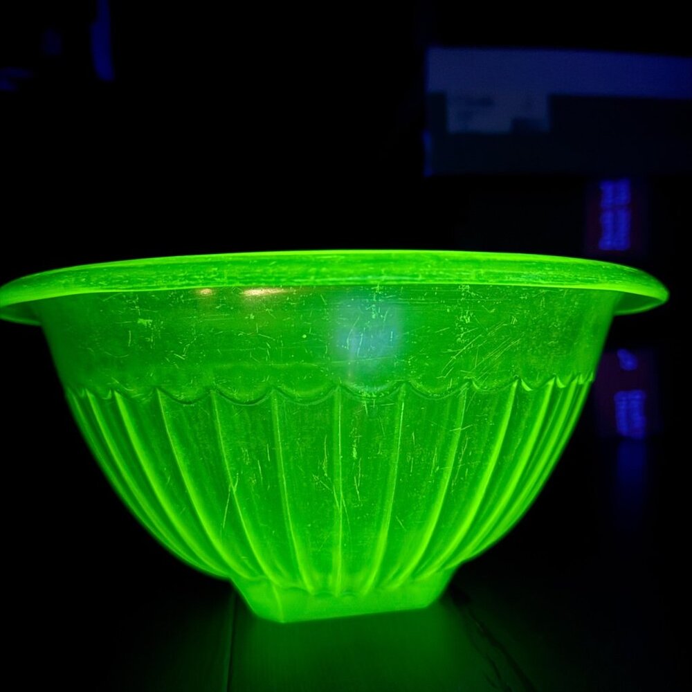 VTG Hazel Atlas Green Uranium Glass Mixing Serving Bowl 10” Square Pedestal Base